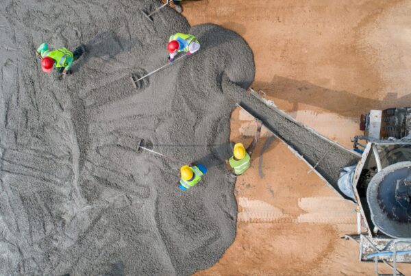 Penggunaan beton C140 untuk trotoar kota, menunjukkan aplikasinya yang ekonomis dan praktis